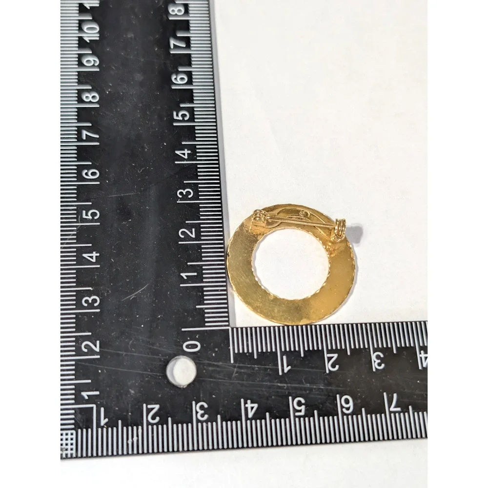 Vintage Circle Wreath Brooch Pin 1.25” Textured Gold-tone Unisex Simple go26
